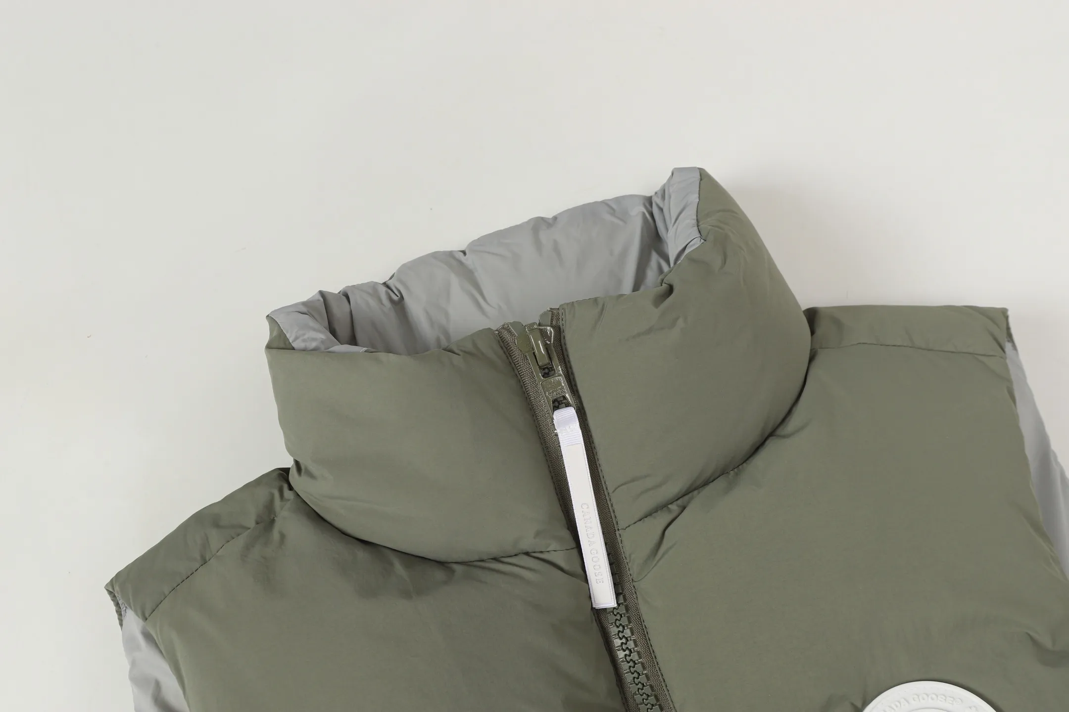 P480 CANADA GOOSE/PASTELS capsule white label series down vest The white label series is a capsule limited series and the most popular PASTELS series this year. The chest labels are all white badges with pure silicone texture. The pattern has a strong contrast between concave and convex. The topographic map of Canada on the badge is lifelike. The plastic material used for currency logos on the market is very hard to the touch! Our original independent order accessories are all custom-made original accessories. The imported YKK zipper has correct teeth and the zipper teeth are very thick. The zipper webbing logo is printed with three M fluorescent colors and the original custom-made washed logo. The placket webbing and wiring details are all restored. Color: Black Pure White Light Pink Khaki Moonlight Gray Size: XS S M L XL